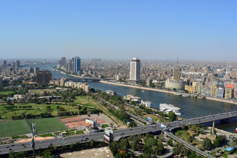 مصر: إطلاق خطط وإجراءات فعلية شاملة لتطوير التعليم تتضمن تعيين 30 ألف معلم معلمة سنويا!