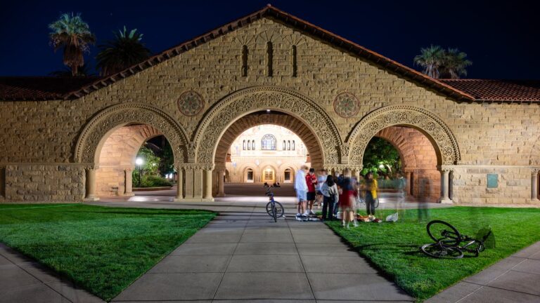 جامعة  ستانفورد تتلقى تبرعا بقيمة 1.1 مليار دولار 