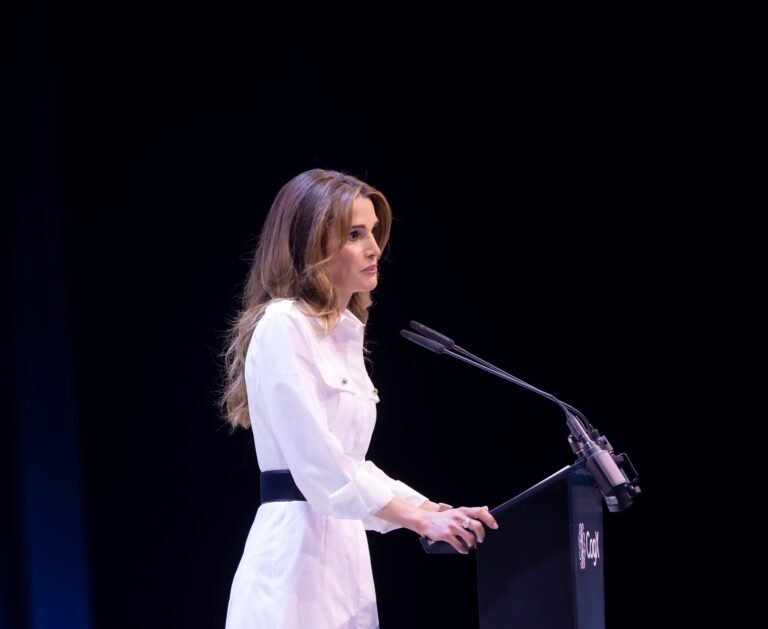 الملكة رانيا تدعو لأنسنة صناعة القرار عالميا   