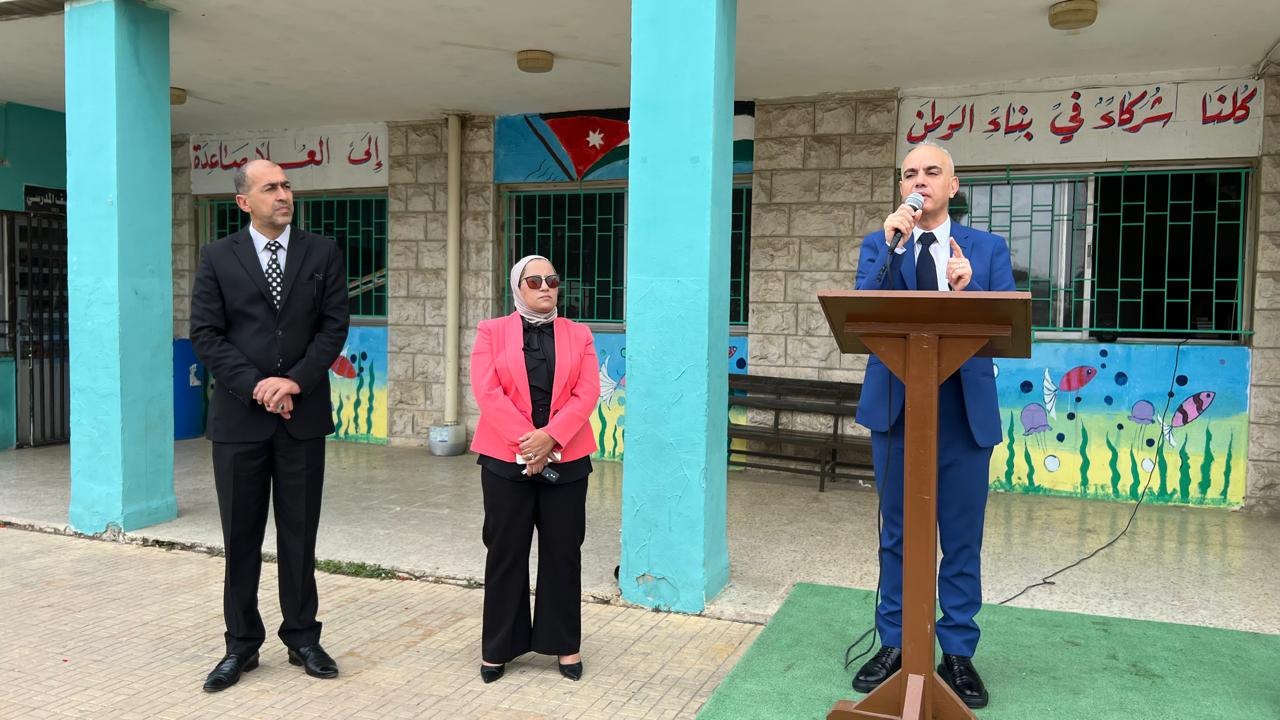 عميد كلية العلوم التربوية يتفقد مدرسة الجامعة الأردنية ويؤكد: يجب أن تكون المدرسة بيئةً آمنة، وحاضنةً للتميّز، والإبداع، والابتكار، وصناعة الإنسان المنتمي لوطنه وقيادته
