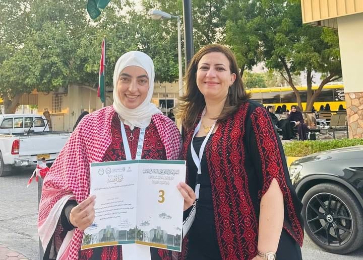 الجامعة الأردنية تفوز بجائزة الإبداع البحثي العربي ببحث للطالبة رحمة الحروب من كلية العلوم التربوية في مجال الذكاء الاصطناعي والعلوم الإنسانية